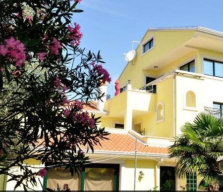 Apartments Adri, Parking In The Yard روفينج المظهر الخارجي الصورة