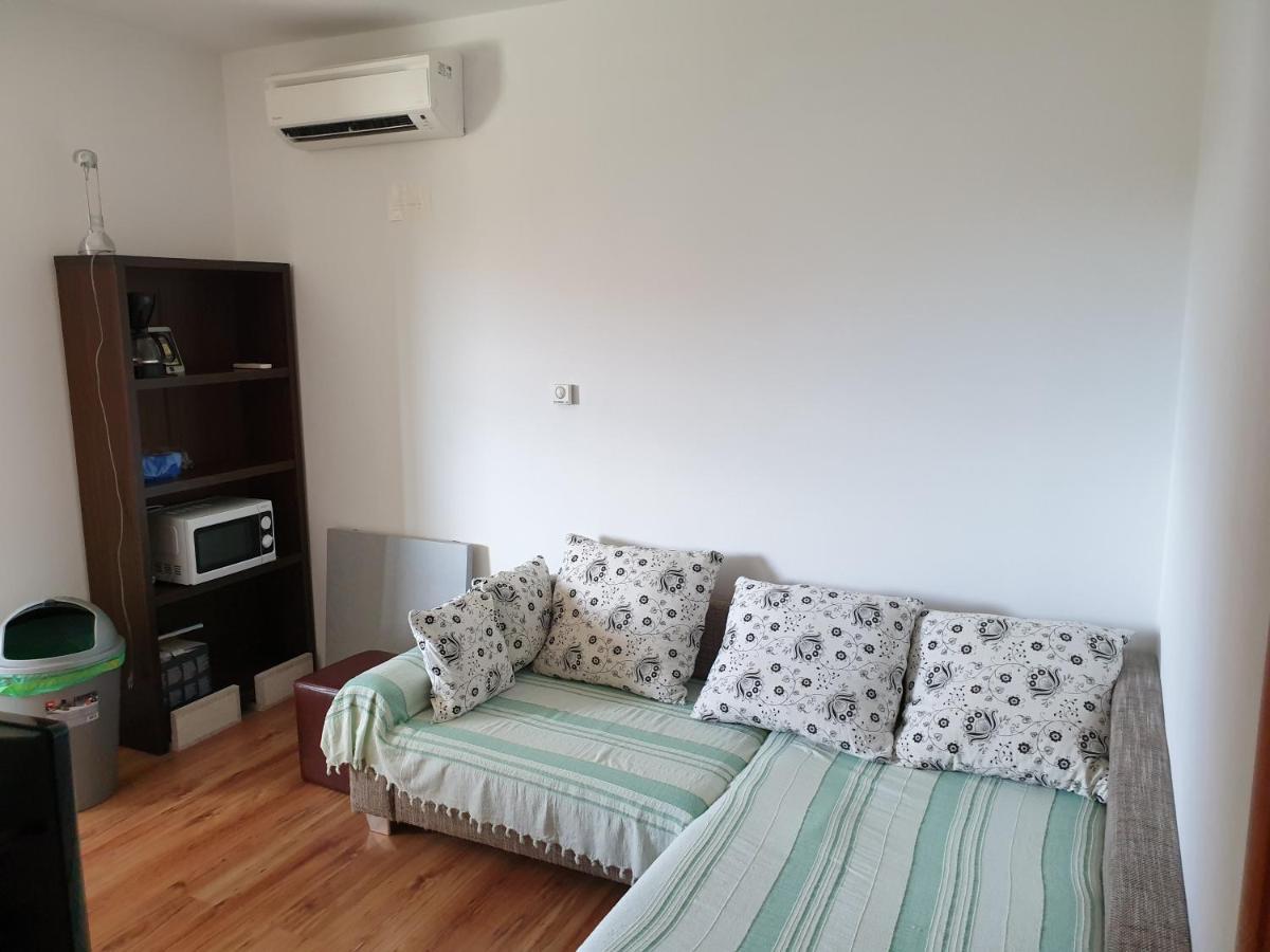 روفينج Apartments Adri, Parking In The Yard المظهر الخارجي الصورة